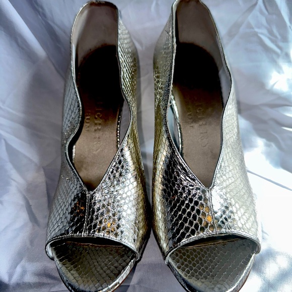 Preloved Burberry heels - Picture 1 of 8